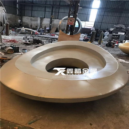 手工鍛造異形不銹鋼樹池雕塑的制作藝術 融合技藝與景觀之美